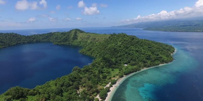 Pulau Satonda dengan danau air asin di tengahnya tak jauh dari Gunung tambora, Dompu, Nusa Tenggara Barat, 23 Maret 2015. Danau terbentuk akibat tsunami yang tercipta dari letusan Gunung Tambora pada tahun 1815.