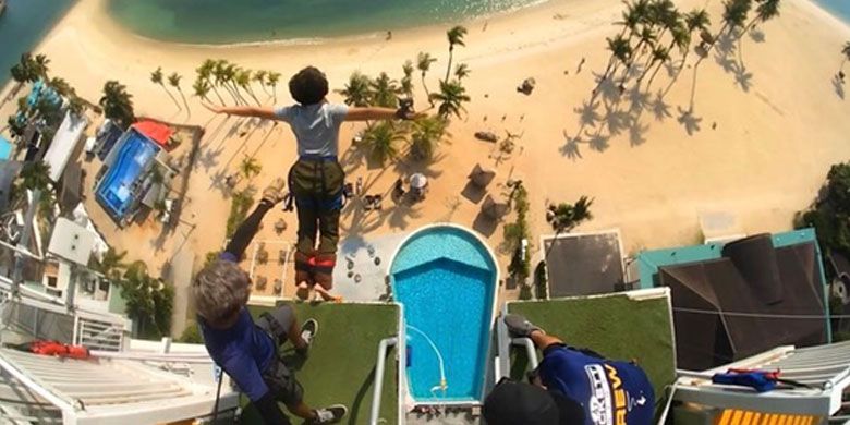 Nirina Zubir mewujudkan impian terpendam menjajal bungee jumping di Sentosa Island, Singapura.