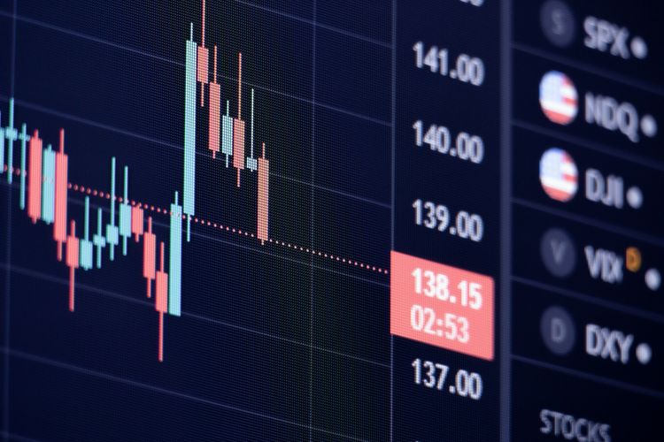 Ilustrasi saham, pergerakan saham, pasar saham. Ingin tahu kapan waktu terbaik beli saham? Pelajari cara menghitung harga wajar saham agar tak salah langkah investasi.