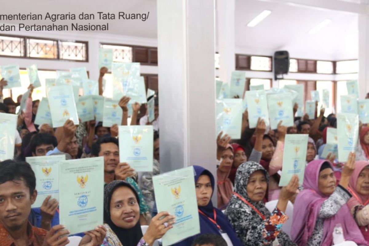 Simak berapa biaya balik nama sertifikat tanah atau biaya balik nama tanah, termasuk biaya balik nama sertifikat tanah di notaris.