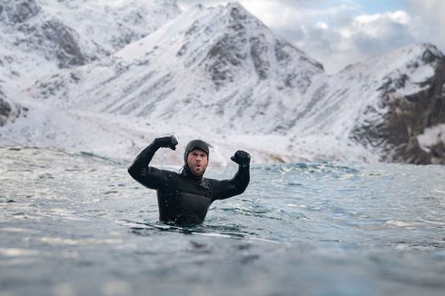 Chris Hemsworth Berenang di Laut Arktik, ini Manfaat Terapi Dingin