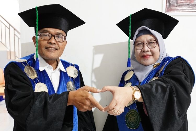 Pasangan Pujiharto dan Sri Wahyuni dikukuhkan menjadi guru besar di Universitas Muhammadiyah Purwokerto (UMP) pada Selasa (18/7/2023).