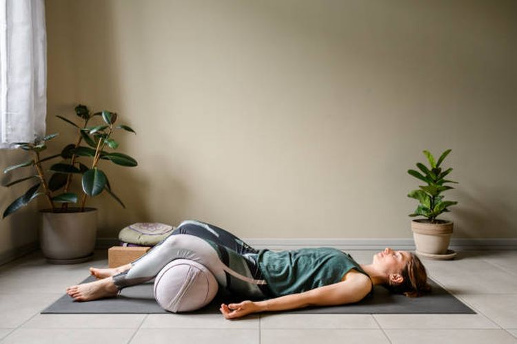 Ilustrasi manfaat yoga untuk meningkatkan kualitas tidur.
