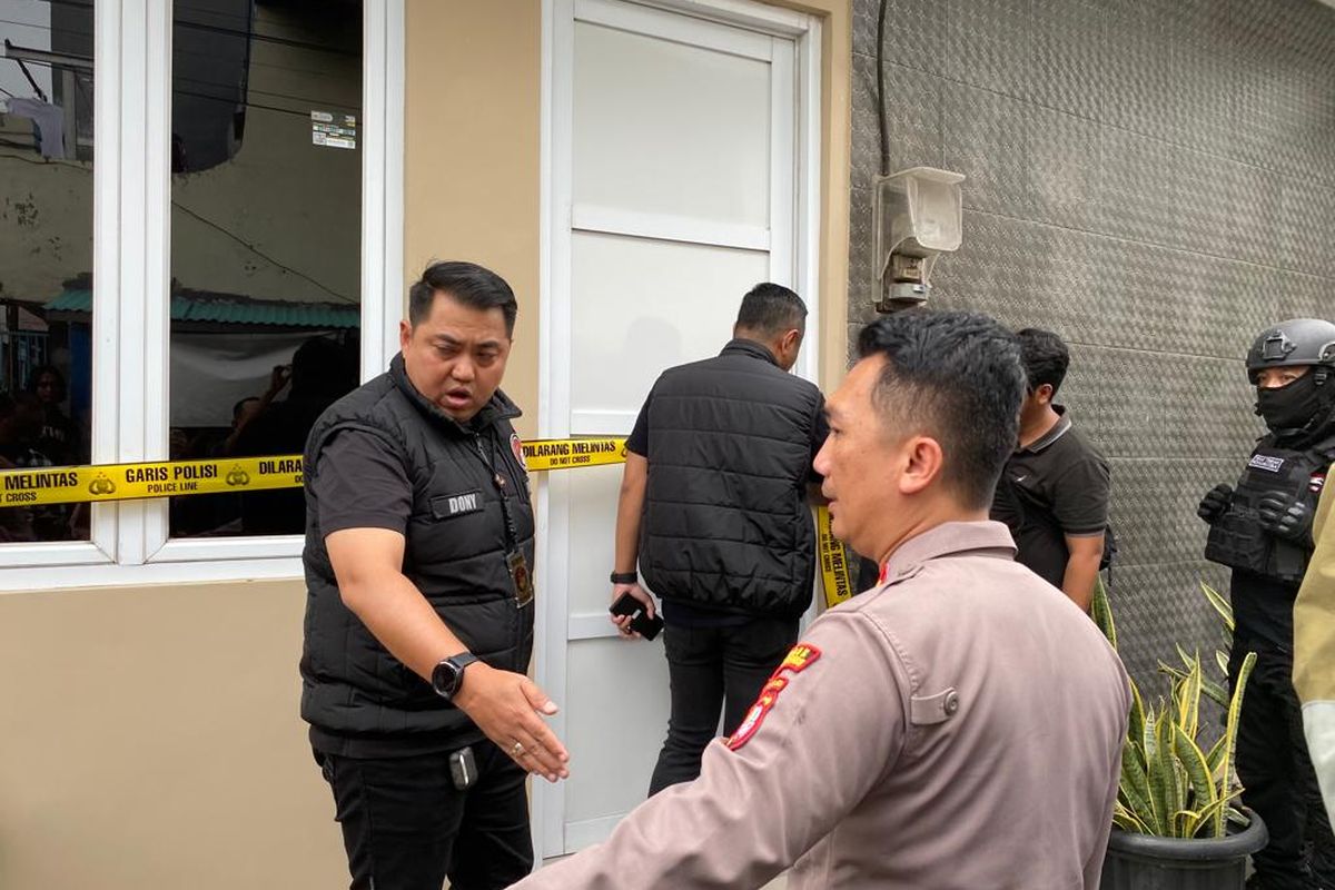 Petugas menggeledah rumah bandar narkoba Alex Bonpis di Kampung Bahari, Jakarta Urara, Selasa (17/1/2023). Total ada tiga rumah Alex yang diperiksa oleh kepolisian. 