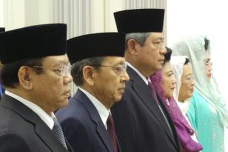 Presiden Susilo Bambang Yudhoyono bersama Wakil Presiden Boediono dan Menteri Koordinator Kesejahteraan Rakyat Agung Laksono dalam perayaan Isra Miraj di Istana Bogor, Rabu (28/5/2014).