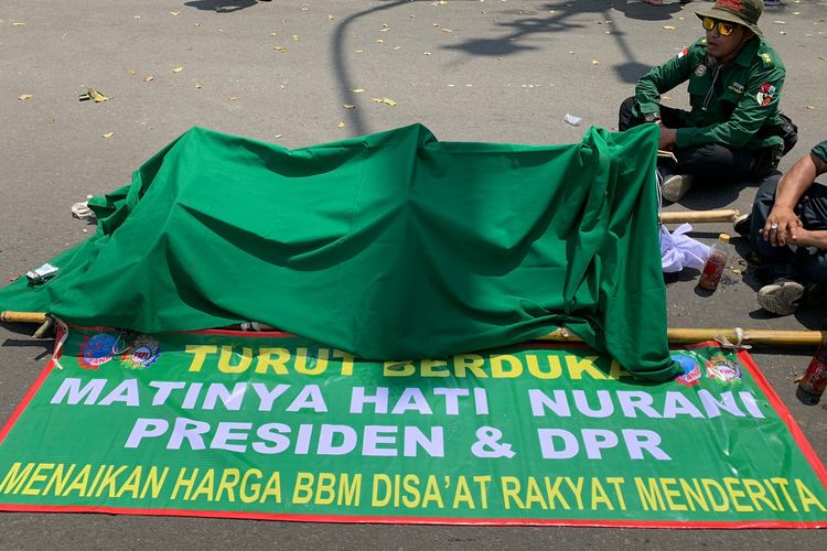 Massa buruh KSPSI Andi Gani menggelar aksi unjuk rasa menolak kenaikan harga BBM hingga menolak Omnibus Law Undang-undang Cipta Kerja di kawasan Patung Kuda, Jakarta Pusat, Senin (12/9/2022).