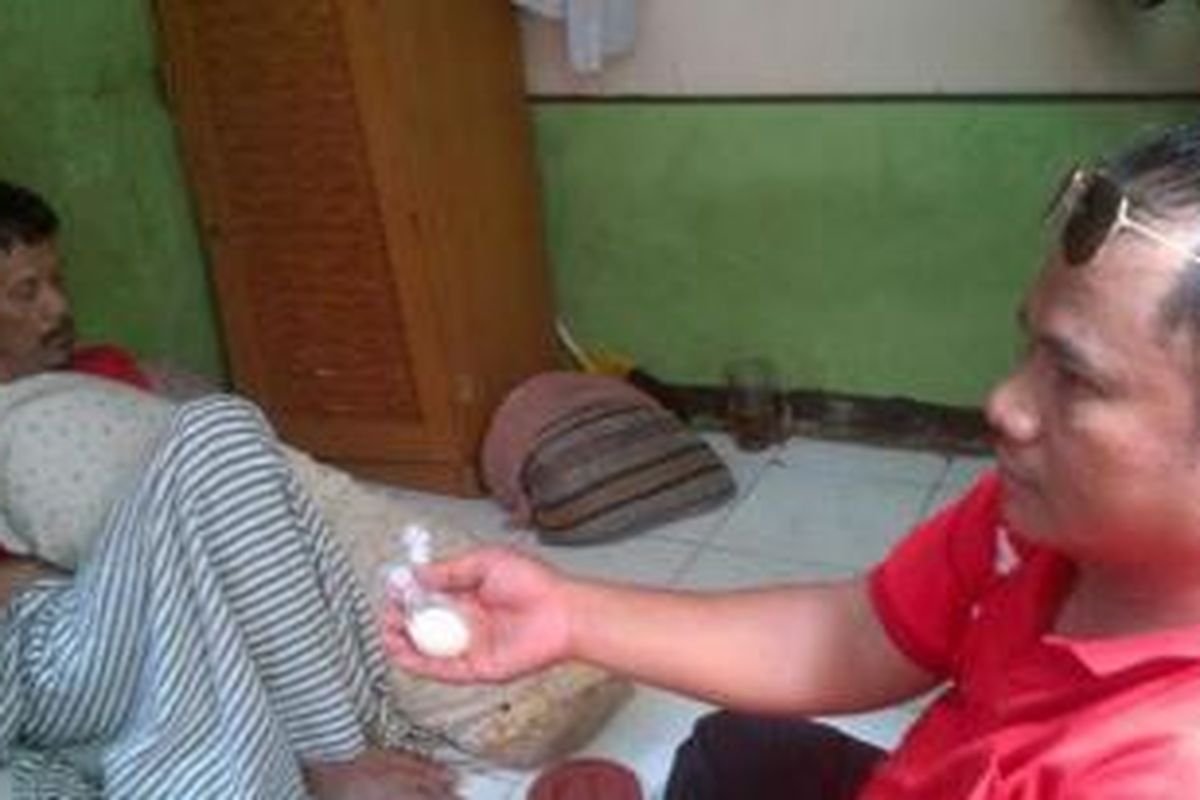 Sinin alias Engkong Naim (62) warga RT 03 RW 12 yang mengaku mengeluarkan telur dari tubuhnya.