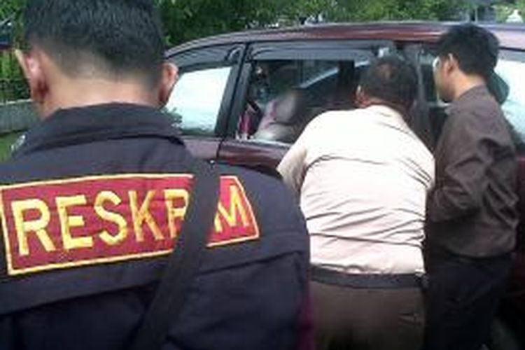 Polisi dari Polres Bengkulu melakukan identifikasi terhadap mobil milik PNS DPRD Propvonsi Bengkulu yang menjadi korban kejahatan pecah kaca mobil
