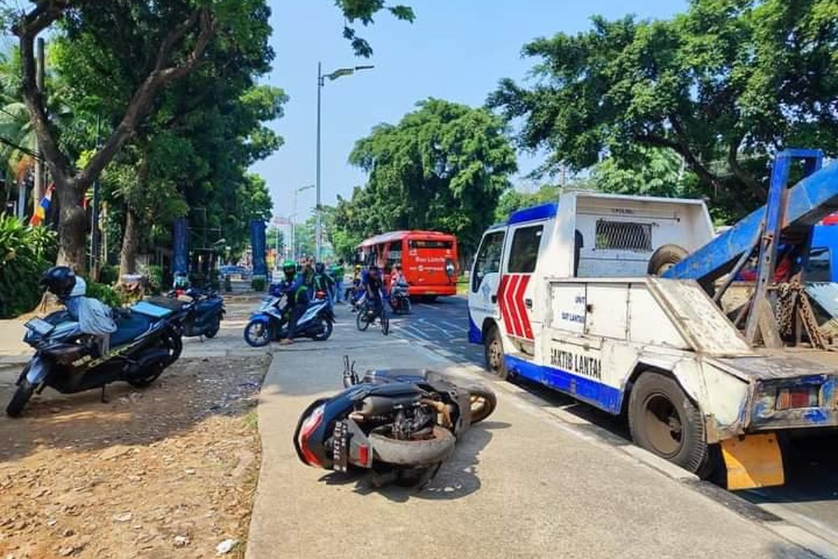 TKP tabrakan truk bata dengan tujuh motor di kawasan Lenteng Agung, Jakarta Selatan, Selasa (22/8/2023) 
