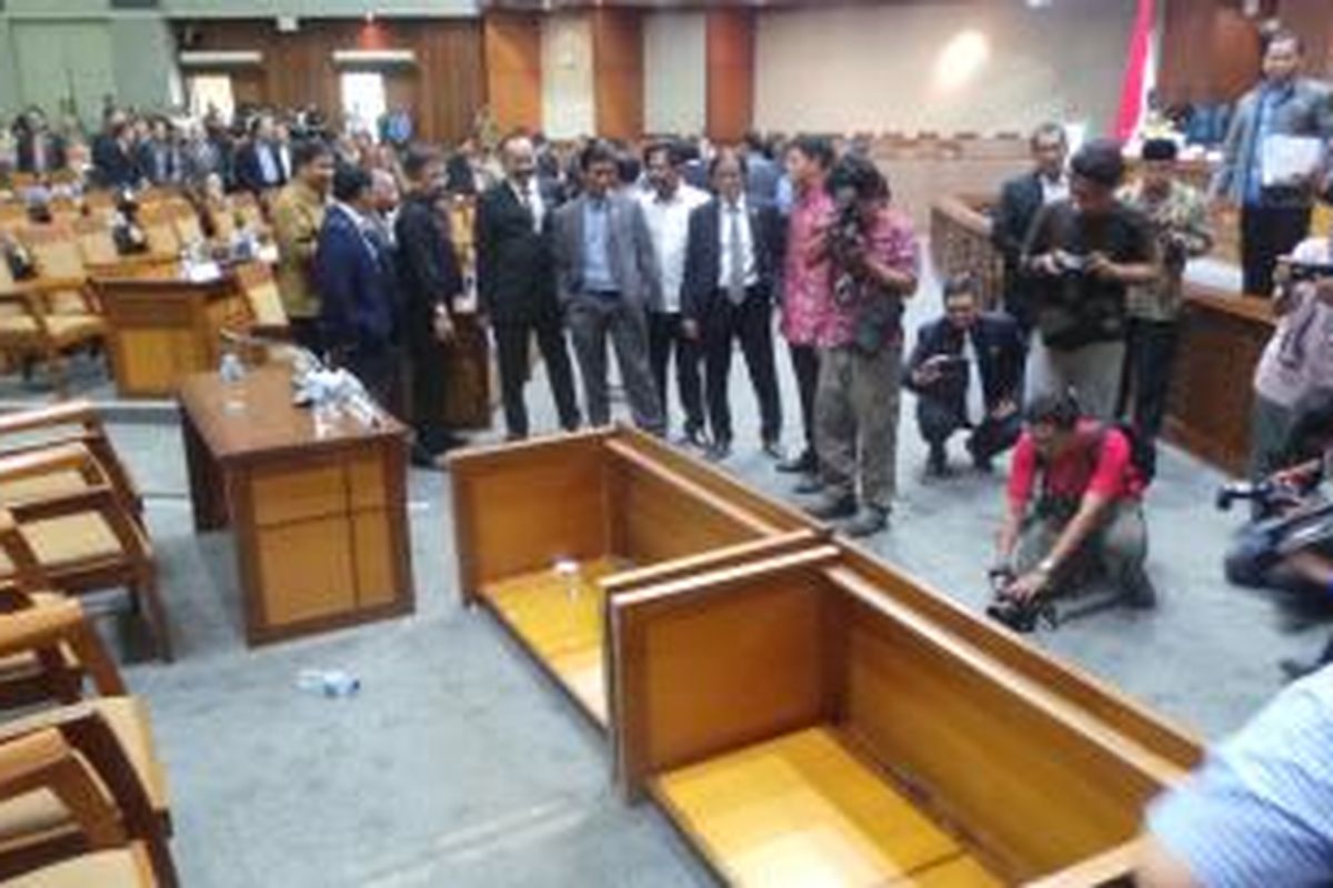 Ketua Fraksi PPP di DPR RI Hasrul Azwar menggulingkan meja di sidang paripurna pemilihan alat kelengkapan DPR, Selasa (28/10/2014).