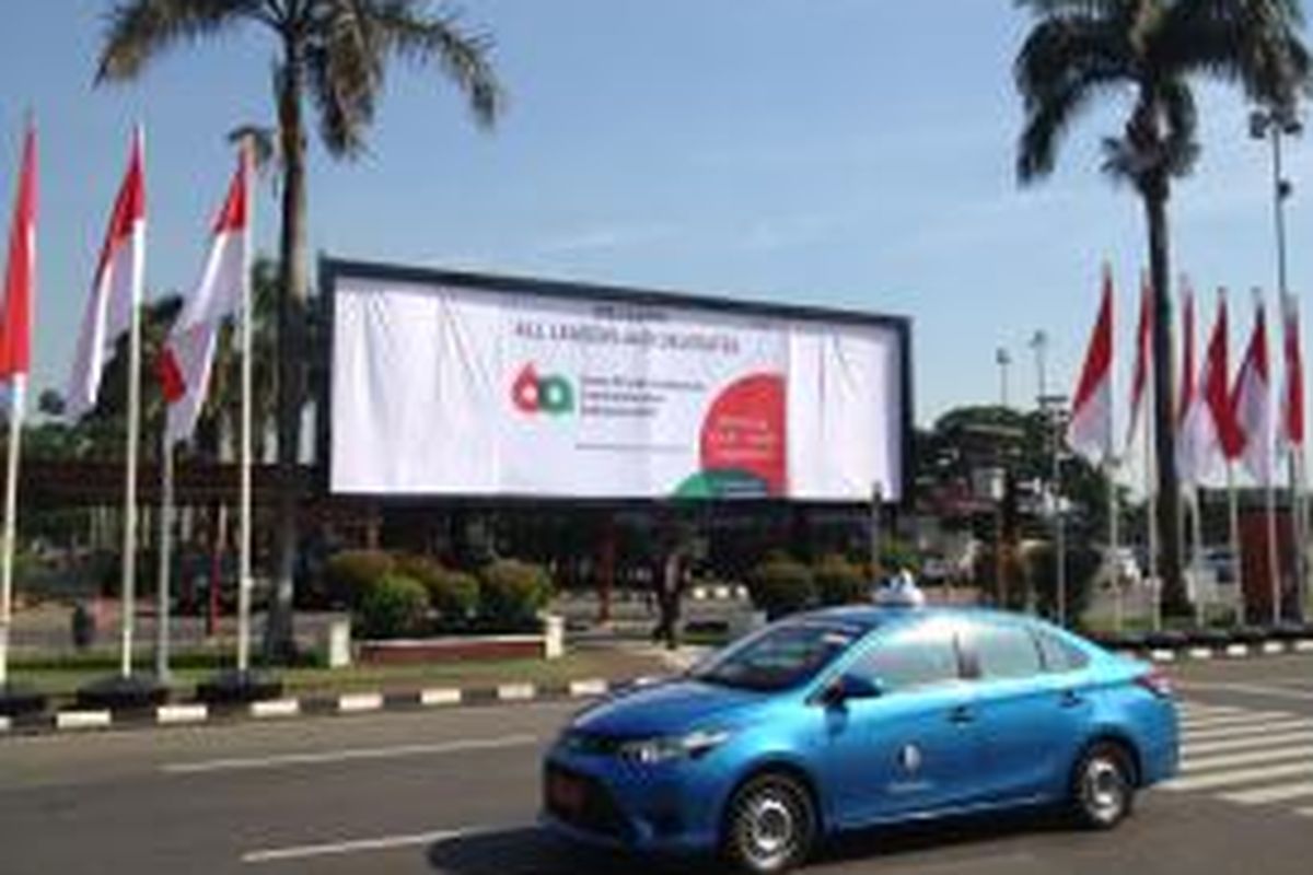 Spanduk Peringatan ke-60 Konferensi Asia-Afrika di Terminal 1 Bandara Soekarno-Hatta, Senin (20/4/2015). Segenap personel dari TNI dan Polri turut mengamankan dan membatasi wilayah steril untuk jalur kepala negara dan para delegasi.