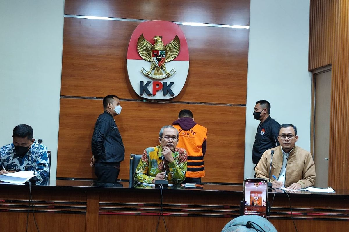 KPK menahan eneral Manager Unit BIsnis Pengolahan dan Pemurnian Logam Mulia tahun 2017 perusahaan pelat merah, PT Aneka Tambang (Antam) Tbk, Dodi Martimbang terkait kasus korupsi kerjasama pengolahan anoda logam PT Antam, Selasa (17/1/2023).