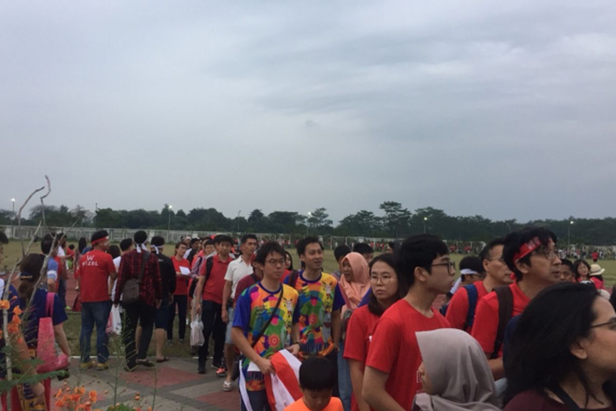 Antrean mengular mengelilingi lapangan Stadion Pakan Sari, Cibinong, Bogor, Sabtu (1/9/2018).