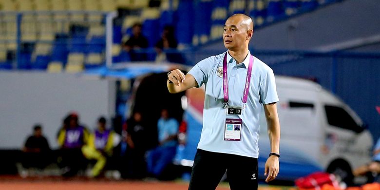 Pelatih timnas u17 Indonesia Kurniawan Dwi Yulianto saat laga pertama babak penyisihan Grup A ASEAN U17 Championship 2026 melawan Timor Leste yang berakhir dengan skor 4-0 di Stadion Joko Samudro Gresik, Jawa Timur, Senin (13/4/2026) malam.