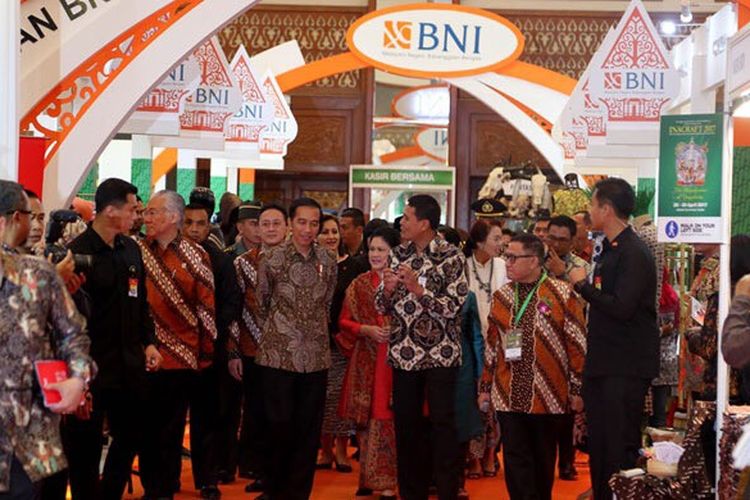 Presiden Republik Indonesia, Joko Widodo, Ibu Iriana Joko Widodo berbincang dengan dengan Direktur Konsumer Banking BNI, Anggoro Eko Cahyo dan Menteri Perdagangan RI, Enggartiasto Lukita usai mengunjungi booth mitra binaan BNI.