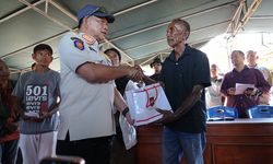 Lakukan Peninjauan ke Posko Pengungsi Desa Waekokak, Mendagri Tito Serahkan Bantuan