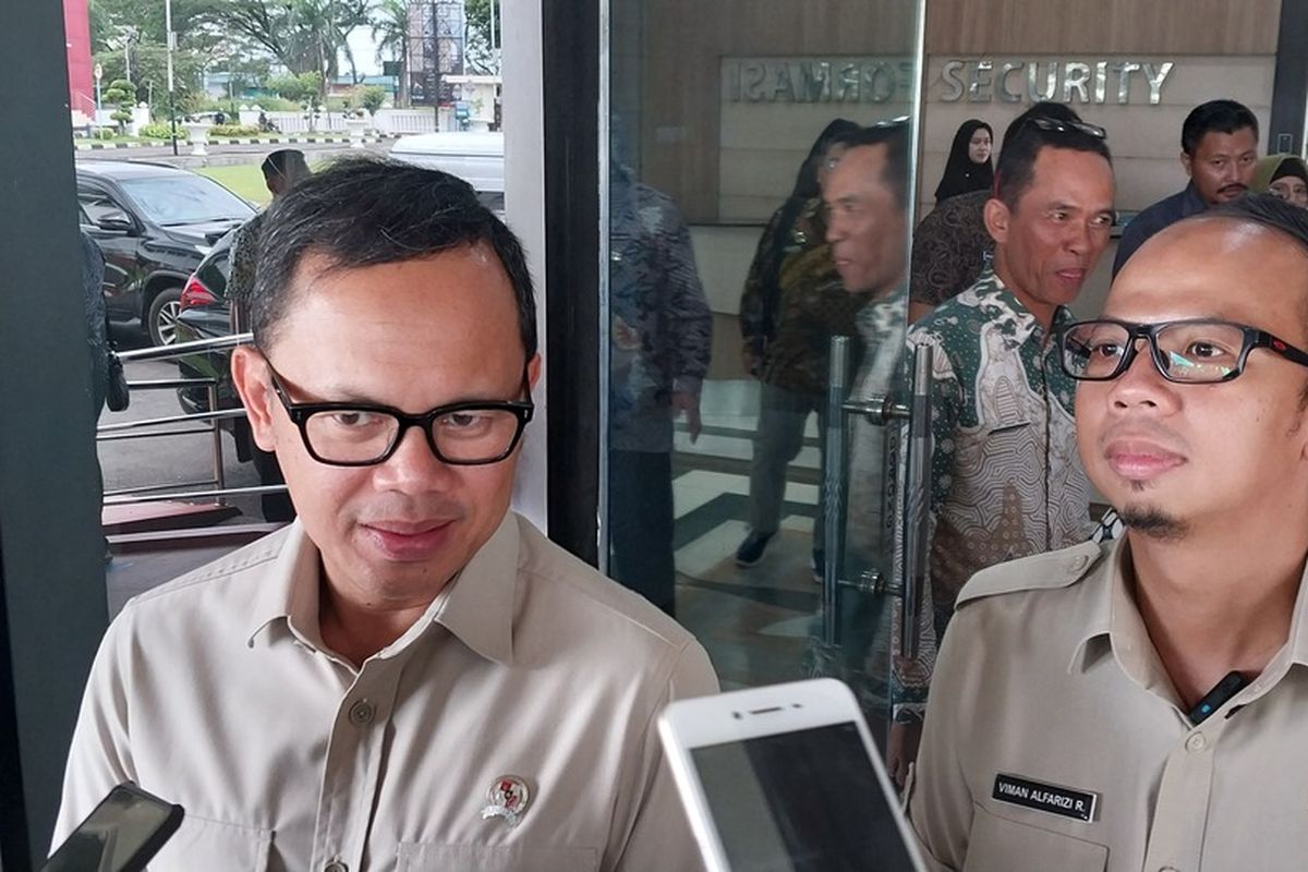 Wamendagri Bima Arya Sugiarto bersama Wali Kota Tasikmalaya, Viman Alfarizi, usai memberikan arahan kepada pejabat eseleon II Kota Tasikmalaya di bale kota setempat, Kamis (20/3/2025).
