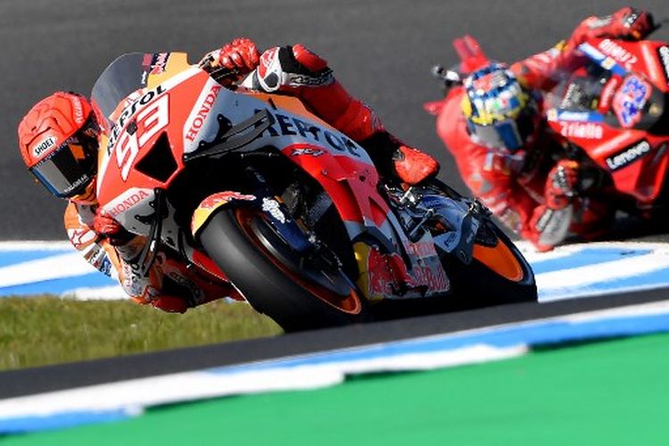 Rider Repsol Honda, Marc Marquez (depan), ketika sedang mengikuti sesi FP3 MotoGP Australia 2022 yang dihelat di Sirkuit Phillip Island pada Sabtu (15/10/2022). Marc Marquez menghuni barisan depan posisi start MotoGP Australia 2022.