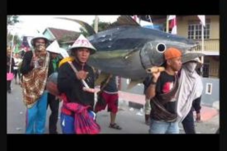 Ribuan warga, pegawai dan anak SD hingga perguruan tinggi mengikuti karnaval budaya mandar dalam rangka memeriahkan HUT ke-470 Kota Majene dan HUT ke-70 Kemerdekaan RI di Stadioan Parasamya Majene, Sulawesi Barat, Jumat (14/8/2015).