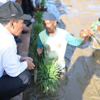 Menteri Pertanian Andi Amran Sulaiman berbincang dengan petani Pinto Makmur, Muara Batu, Aceh Utara, Kamis (15/1/2026).