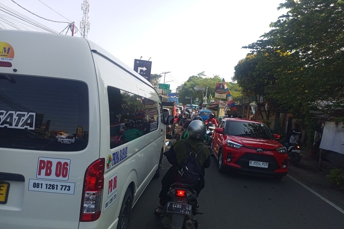 Situasi kemacetan dari arah Simpang Gadog, menuju Cisarua Puncak Bogor, Jawa Barat, Senin (16/9/2024) pagi