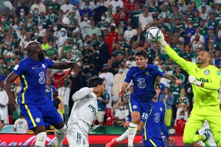 Romelu Lukaku berupaya menanduk bola dalam laga Chelsea vs Palmeiras di final Piala Dunia Antarklub.