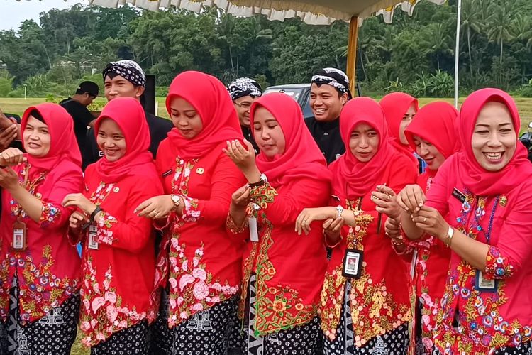 Sejumlah guru di Kecanatan Suruh Kabupaten Semarang mengenakan jam tangan sebagai pengingat waktu