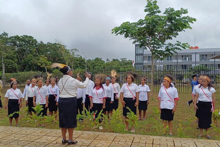 Paduan suara di upacara Hari Ulang Tahun (HUT) ke-78 RI di PLBN Yetetkun, Boven Digoel, Papua Selatan, Kamis (17/8/2023).