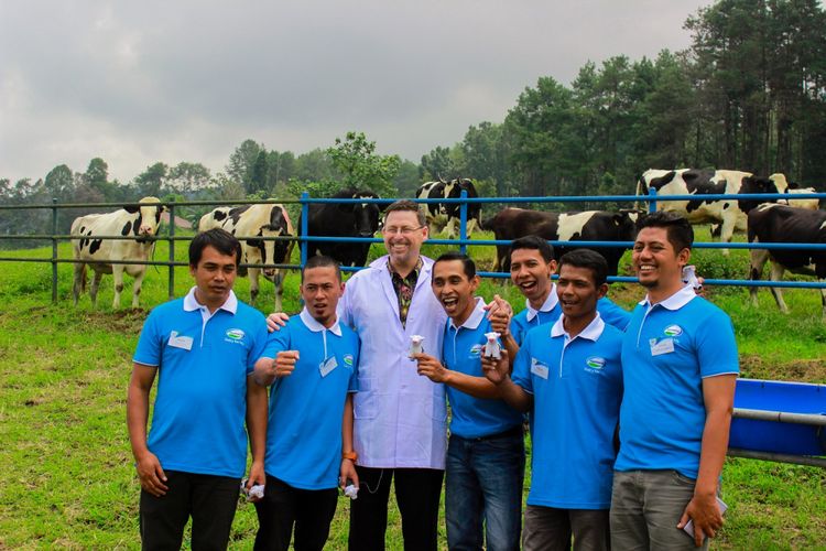 Acting Managing Director Fonterra Brands Indonesia, Mandar Namjoshi (tiga dari kiri) berfoto dengan para peserta Fonterra Dairy Scholarship 2017 di Balai Besar Pembibitan Ternak Unggul Hijauan Pakan Ternak (BBPTU-HPT) Baturraden, Banyumas, Rabu (24/8/2017).
