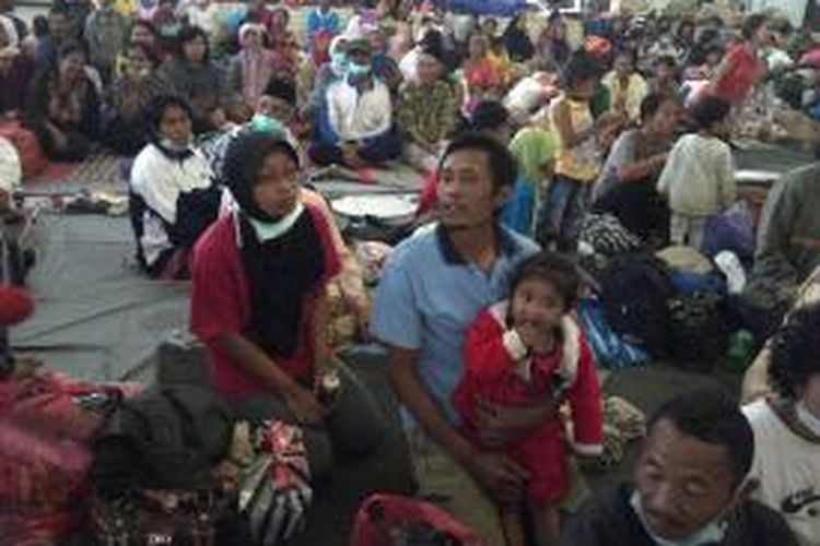 Pengungsi korban abu vulkanik letusan Gunung Kelud di Kabupaten Malang.Senin (17/2/2014).