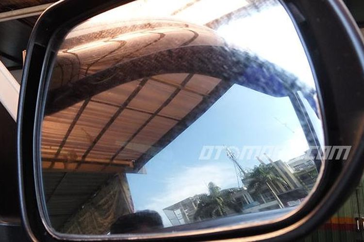 Kaca spion mobil berjamur