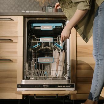 Ilustrasi dishwasher atau mesin pencuci piring.