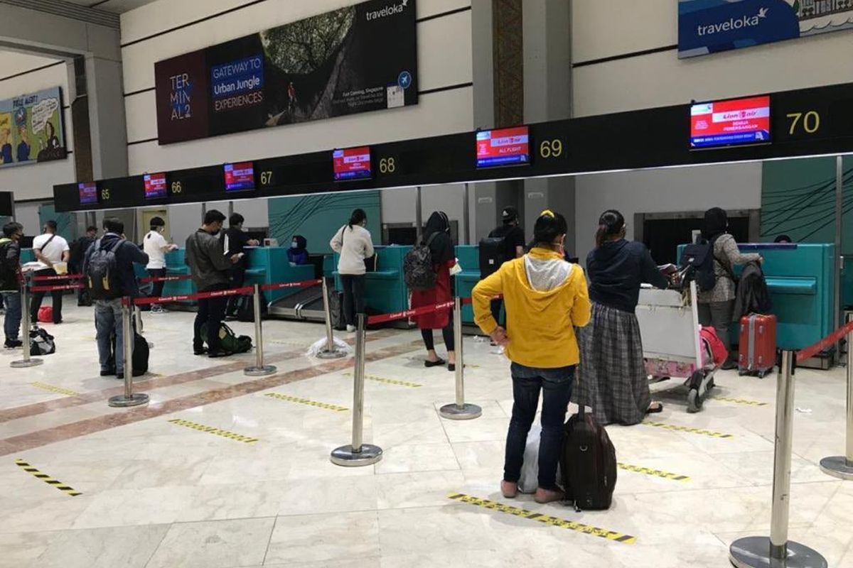 Suasana antrian penumpang di Bandara Soekarno-Hatta di masa pembatasan sosial berskala besar (PSBB) DKI Jakarta, Senin (14/9/2020)