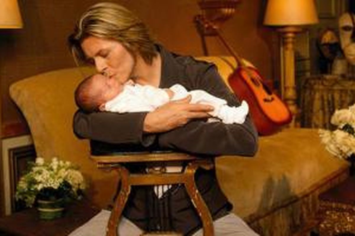 David Bowie menggendong Alexandria Zahra Jones saat masih bayi.