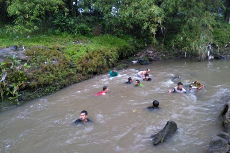 Sampah sungai Memprihatinkan, Komunitas Maturka melakukan kegiatan  tangkap ikan Tangan Kosong, dan Pembersih sampah Sungai di Bantul (dokumentasi maturka)