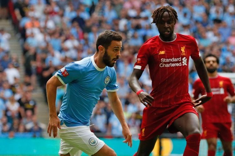 Penyerang Liverpool, Divock Origi, membayang-bayangi pemain Manchester City, Bernardo Silva, pada pertandingan Liverpool vs Man City dalam Community Shield 2019 di Stadion Wembley, 4 Agustus 2019.