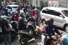 Gotong Royong Angkat Motor dari Jalur Transjakarta