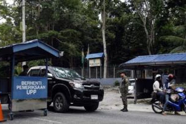 Petugas perbatasan Malaysia memeriksa kendaraan di Wang Kelian, perbatasan Malaysia-Thailand.