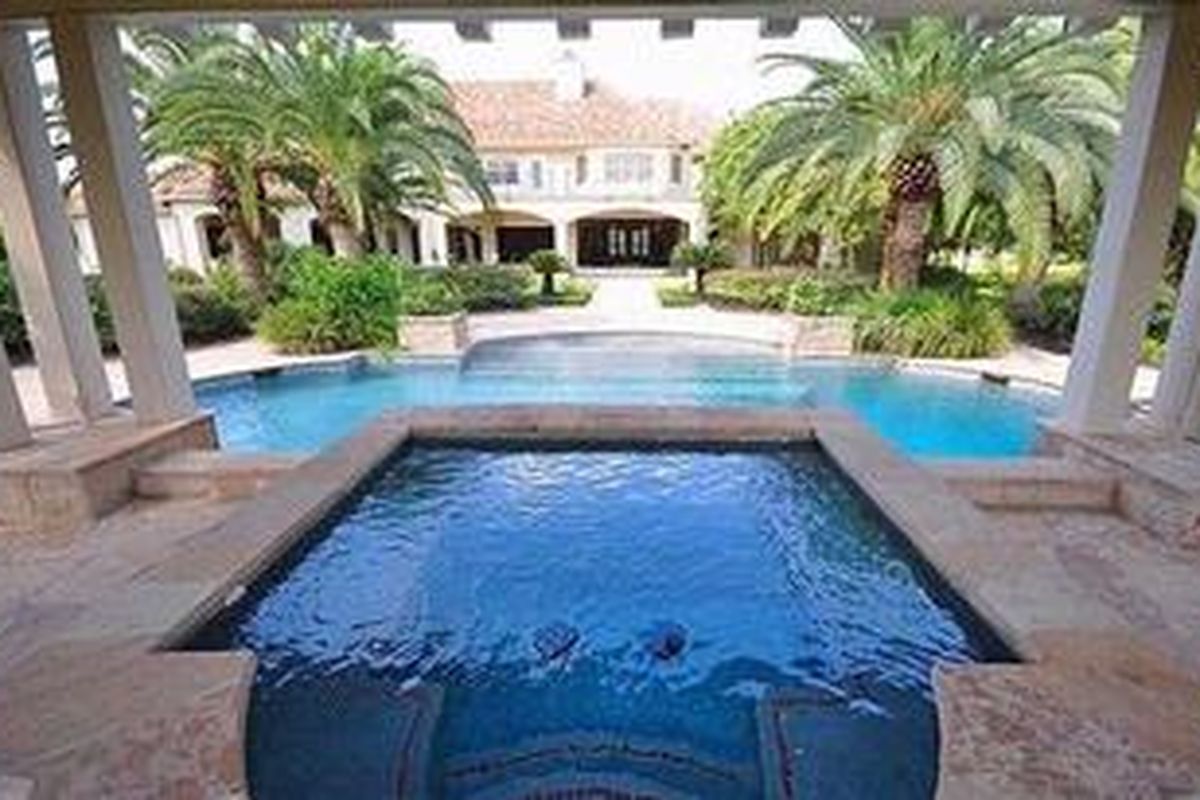 Tawaran harga untuk rumah ini bisa dibilang pantas, karena rumah besar tersebut berisi 5 kamar tidur, 6 kamar mandi, ruang kebugaran, ruang kerja, serta ruang kamar utama lengkap dengan perapiannya.