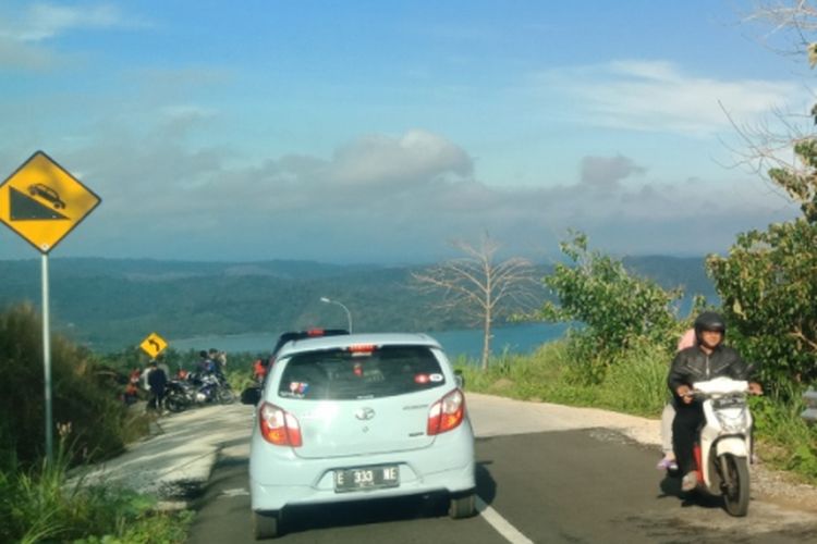 Perjalanan menuju Geopark Ciletuh, yang penuh kelokan, turunan, dan tanjakan curam, Sabtu (23/6/2018).