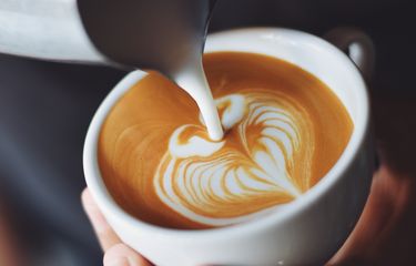 ilustrasi menambahkan krim ke dalam kopi.