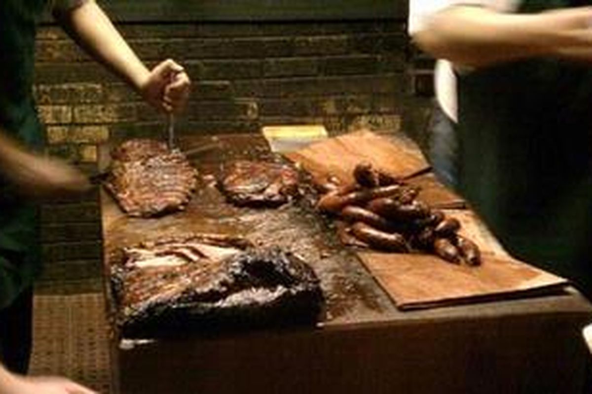 Tiga menu utama: daging punggung, rusuk, dan sosis, semuanya langsung dari panggangan, dijamin masih panas.