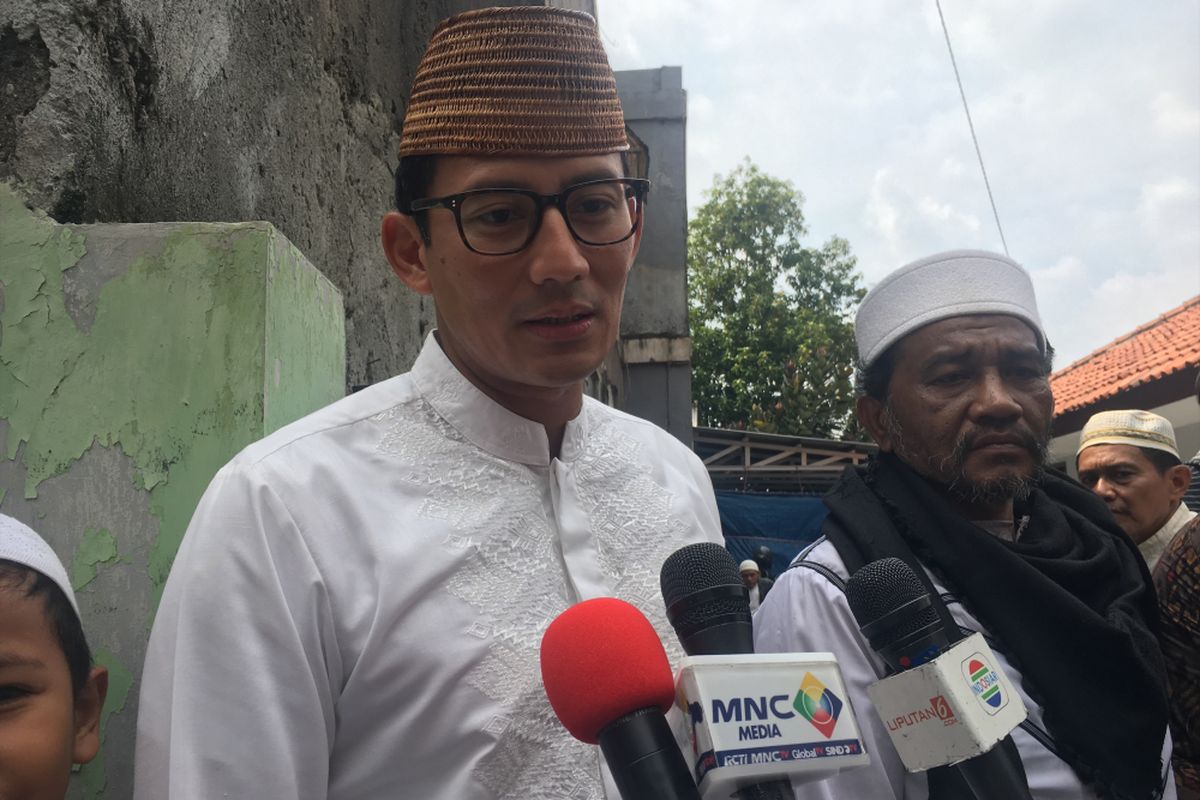 Wakil Gubernur DKI Jakarta terpilih Sandiaga Uno, melakukan kegiatan tasyakuran bersama Ustad Solmed dan Majelis Arraudhotul Mahmoedah, di Jalan Musyawarah 1, Kebon Jeruk Jakarta, Sabtu (6/5/2017).