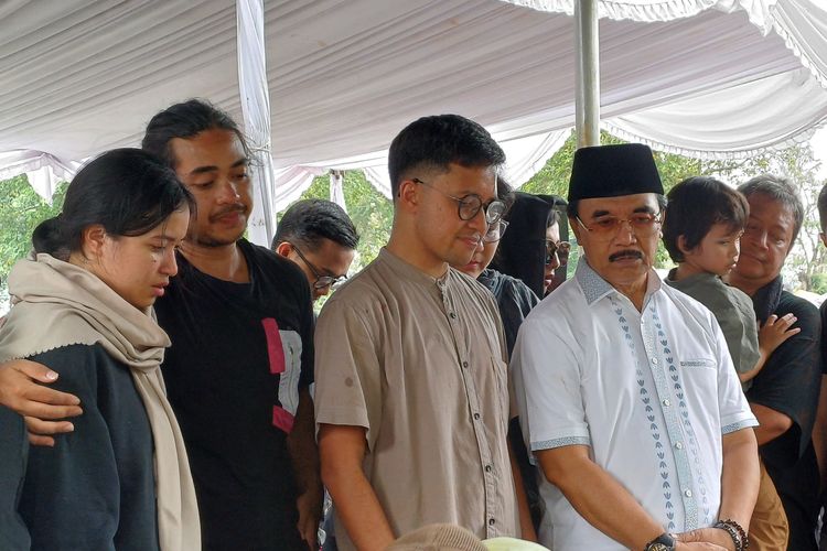 Adhyaksa Dault Pimpin Doa di Depan Pusara Dina Mariana