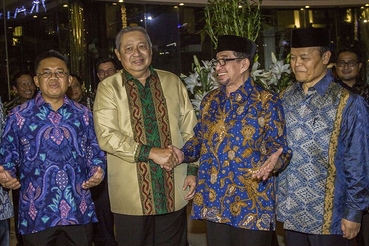 Ketua Umum Partai Demokrat Susilo Bambang Yudhoyono (kedua kiri) bersalaman dengan Ketua Majelis Syuro PKS Salim Segaf Aljufri (kedua kanan), disaksikan Presiden Partai Keadilan Sejahtera (PKS) Sohibul Iman (kiri) dan Wakil Ketua Dewan Syura PKS Hidayat Nur Wahid (kanan) sebelum melakukan pertemuan tertutup di Jakarta, Senin (30/7/2018). Pertemuan tersebut membahas Pilpres 2019.