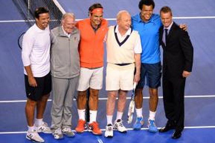 Mantan petenis Australia, Patrick Rafter (kiri) berpose bersama (kiri ke kanan) Tony Roche, Roger Federer (Swiss), Rod Laver, Jo Wilfred Tsonga (Perancis), dan Lleyton Hewitt (Australia), sebelum laga amal untuk penggalangan dana Roger Federer Foundation di Melbourne, 8 Januari 2014.