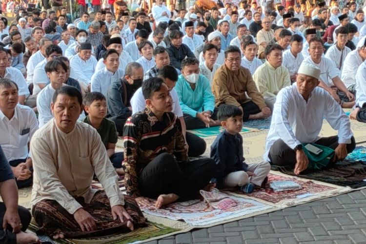 Wali Kota Gibran Rakabuming Raka bersama keluarga melakukan shalat Idul Adha, Kamis (29/6/2023), di Balai Kota Solo, Jawa Tengah (Jateng).