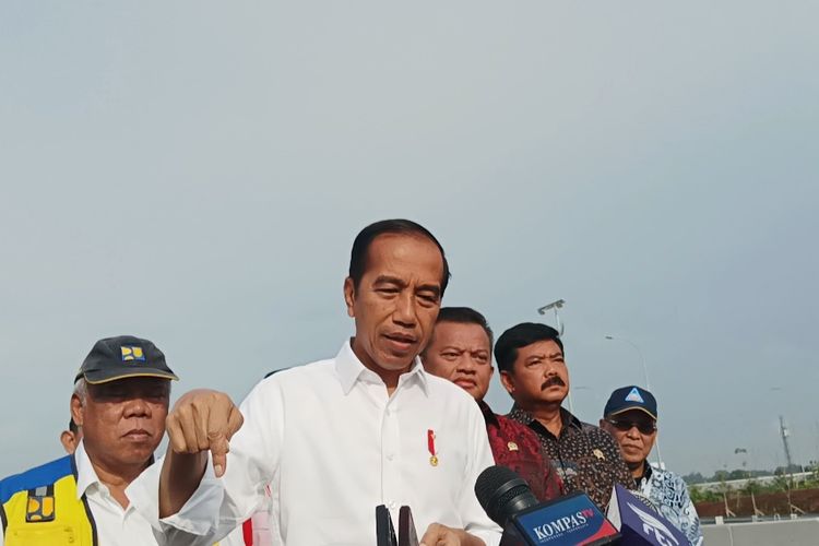Presiden Joko Widodo saat memberikan keterangan pers di Gerbang Tol Limo Utama, Kita Depok, Jawa Barat, Senin (8/1/2024).