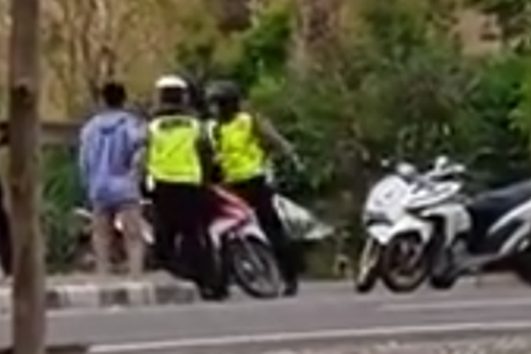 Sebuah video yang menampilkan oknum polisi lalu lintas (polantas) di Bima, Nusa Tenggara Barat (NTB) terlihat memukul dan menendang pengendara sepeda motor hingga viral di media sosial.