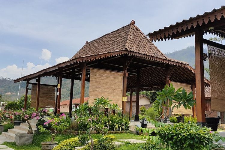 Balai Ekonomi Desa (Balkondes) Majaksingi yang berlokasi 3,9 kilometer dari Candi Borobudur menawarkan beragam akomodasi seperti penginapan, hingga spa dan pijat relaksasi.
